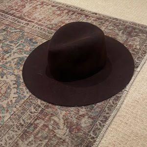 Janessa Leone hat